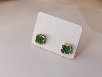 BRINCOS TREVO, O PAR, PEDRA MALAQUITA, 0.7MM, TARRAXAS BORBOLETA, (±) 1.0, EM OURO AMARELO 18K