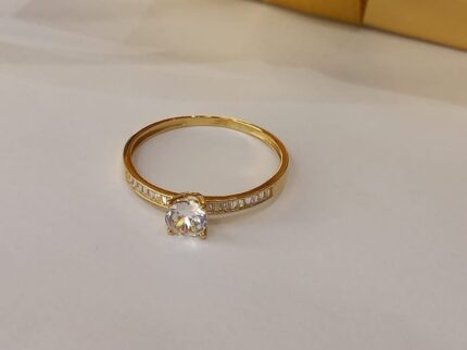 ANEL SOLITÁRIO PREMIUM, COM ZIRCÔNIAS BRANCAS, BAGUETES, ARO 22, EM OURO AMARELO 18K